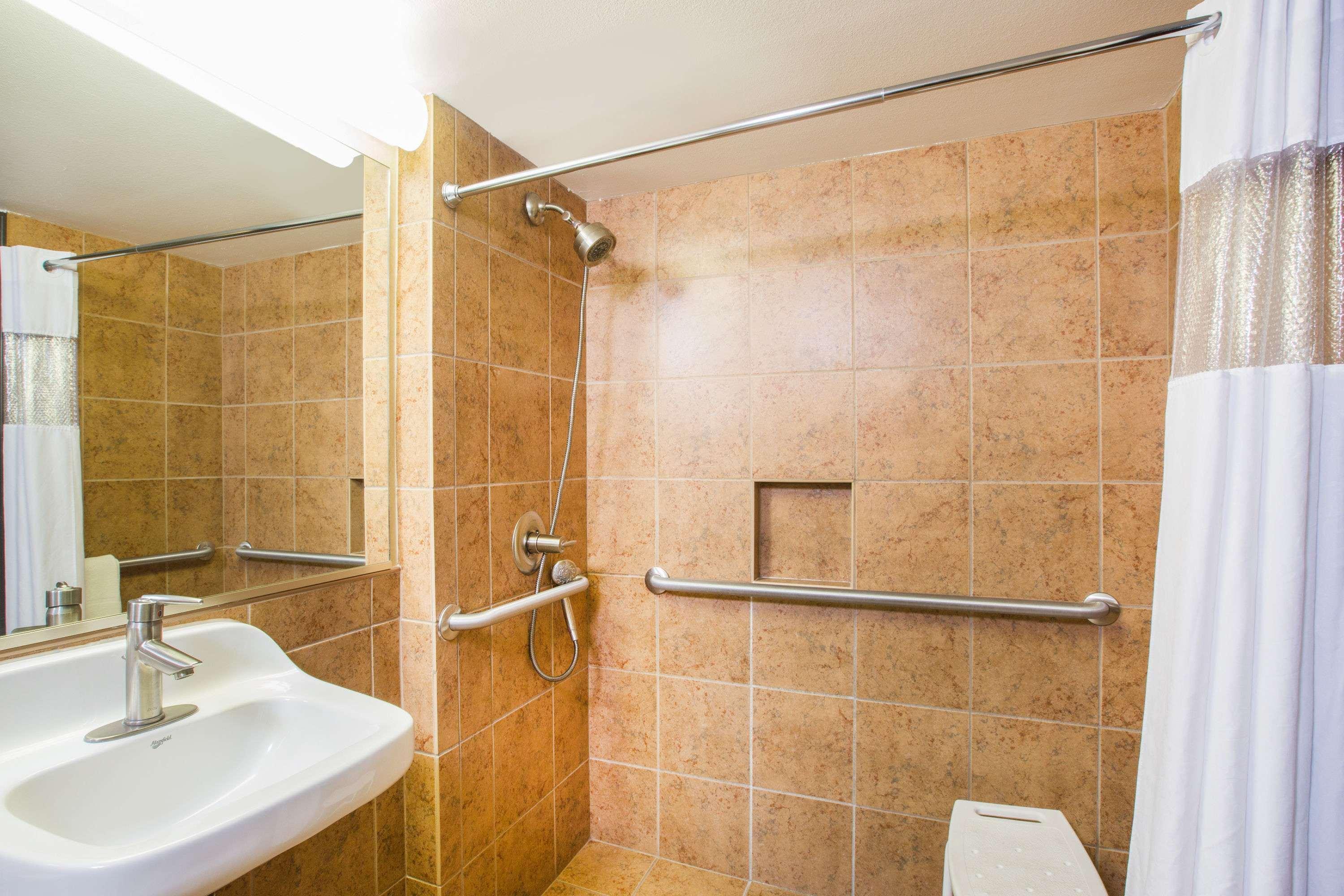 Ramada By Wyndham Des Moines Tropics Resort & Conference Ctr Urbandale Exteriér fotografie